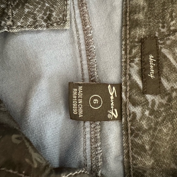 Seven7 blue snakeskin size 6 skinny cropped jeans EUC. Worn only once - Picture 3 of 7